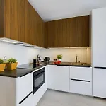 Centre & Modern Quiet With Parking By Renters Prestige