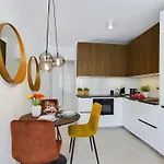 Centre & Modern Quiet With Parking By Renters Prestige *