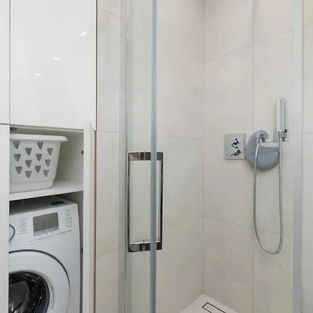 Centre & Modern Quiet With Parking By Renters Prestige Apartman