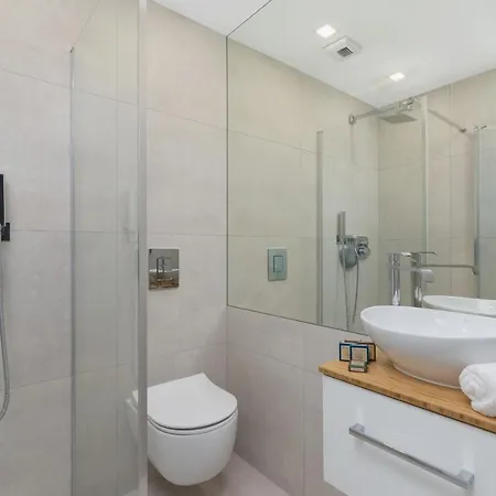 Centre & Modern Quiet With Parking By Renters Prestige