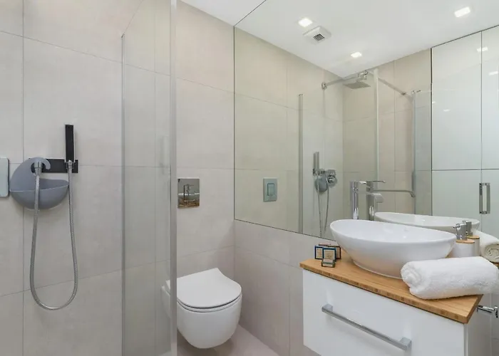 Centre & Modern Quiet With Parking By Renters Prestige