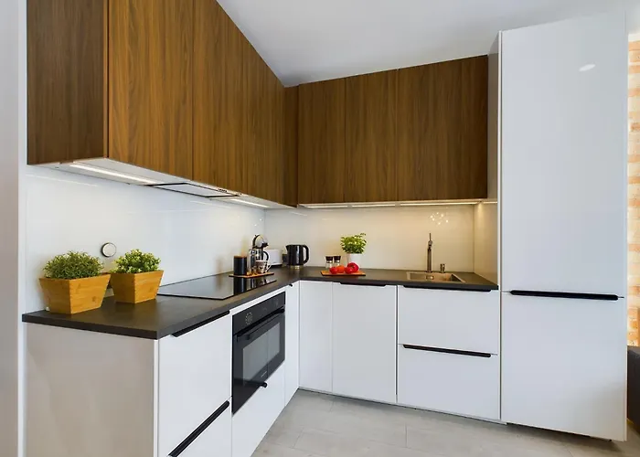 Centre & Modern Quiet With Parking By Renters Prestige