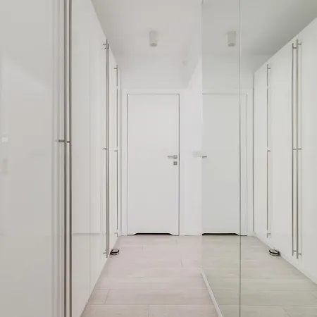 Centre & Modern Quiet With Parking By Renters Prestige *
